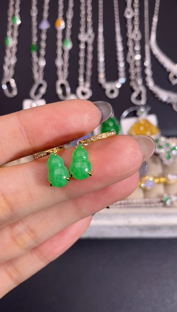 18K金镶嵌翡翠耳饰陌**笑绿葫芦耳饰差价