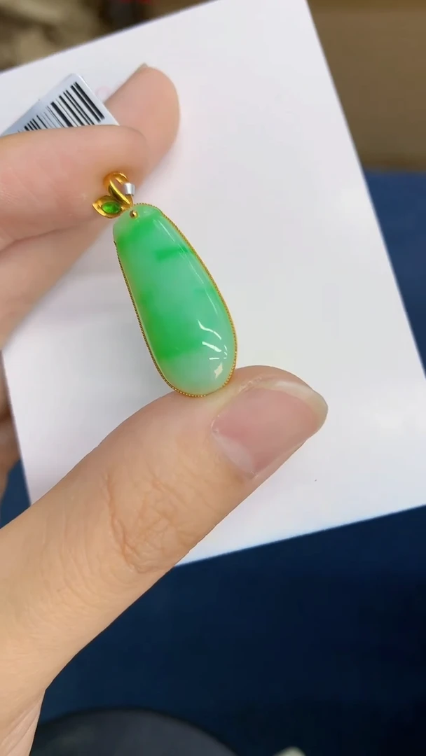 翡翠18K金镶嵌颈饰             8