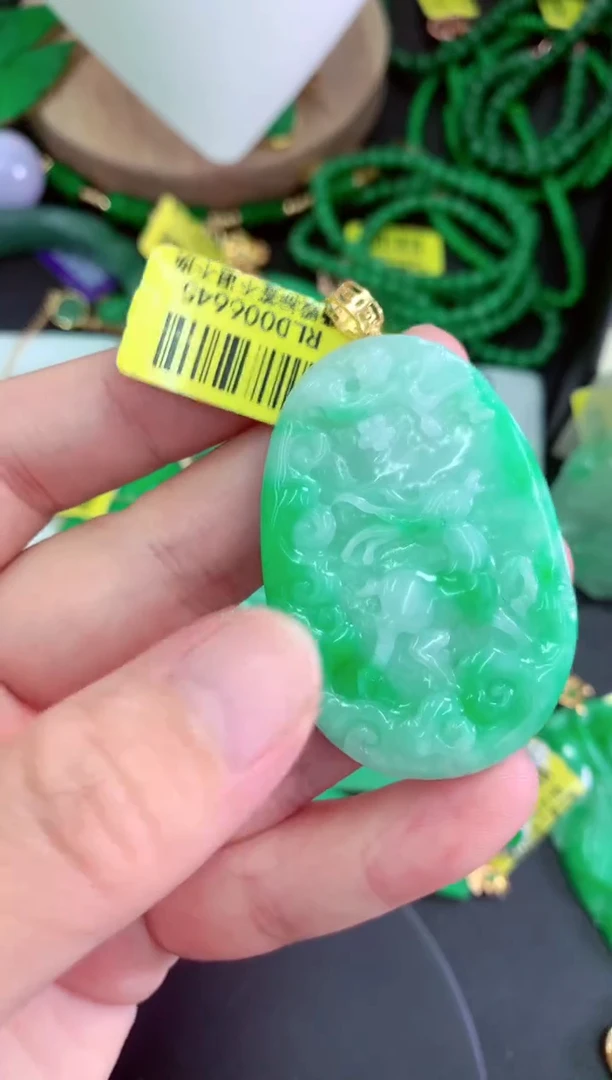 颈饰18K金镶嵌翡翠挂件