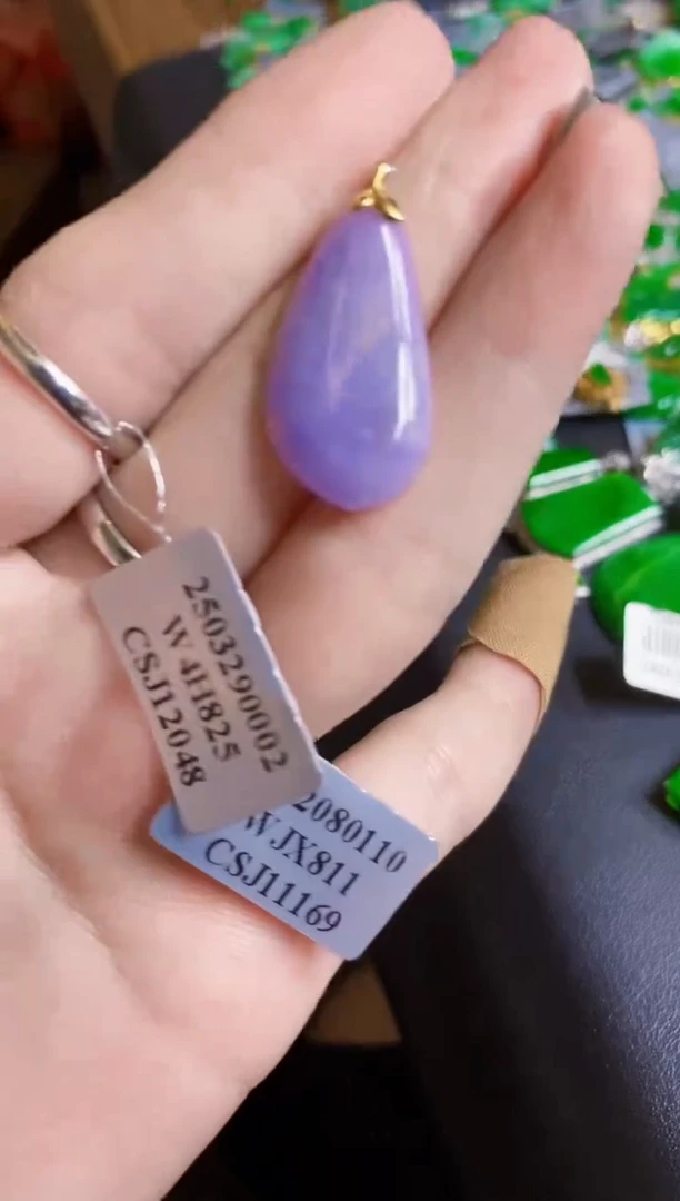 翡翠18K金镶嵌颈饰吊坠