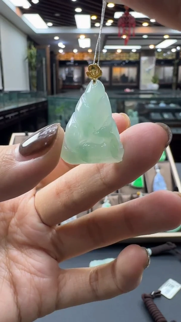 颈饰18K金镶嵌翡翠九尾