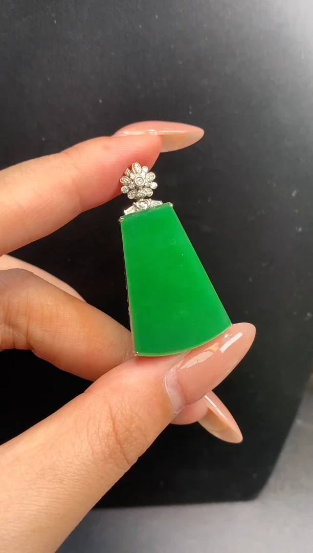 颈饰18K金镶嵌翡翠无事牌