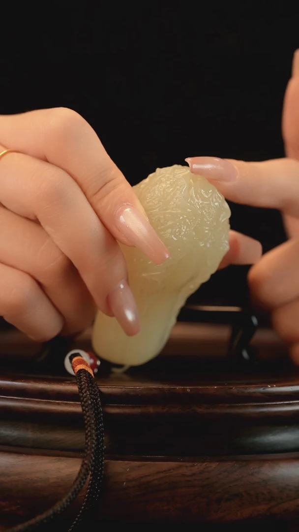 云南石竹叶青雕刻：手握白菜