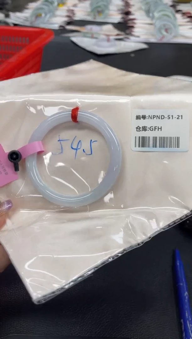 翡翠手镯未镶嵌翡翠手镯
