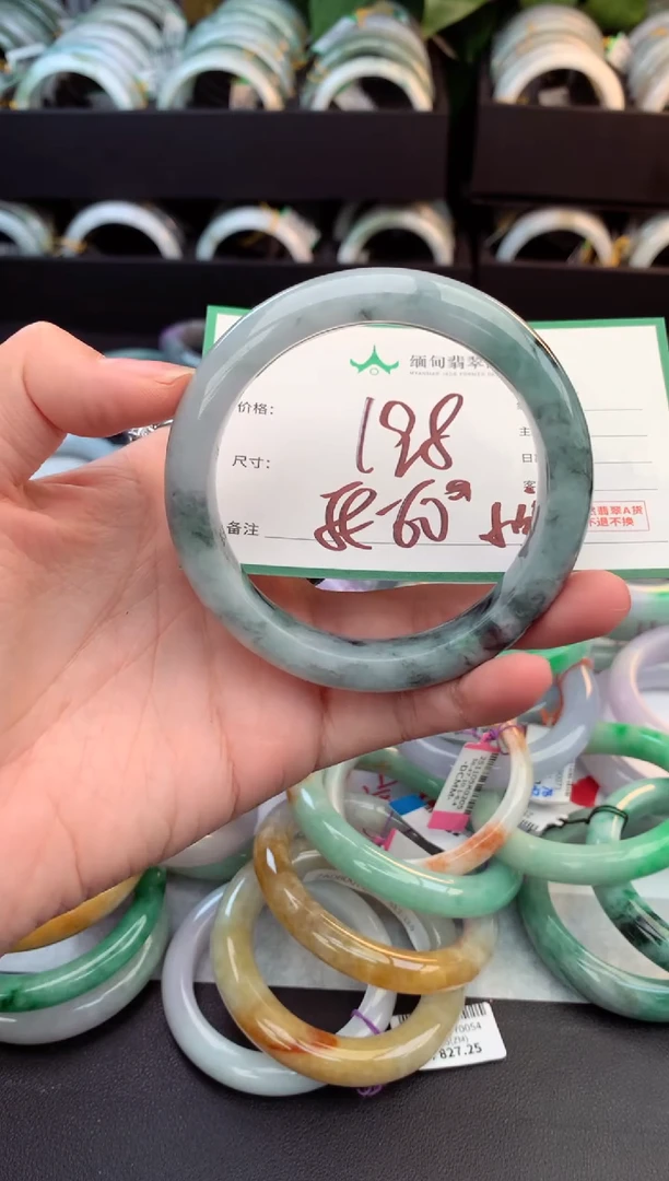 未镶嵌定制翡翠毛货需精细抛光+多人