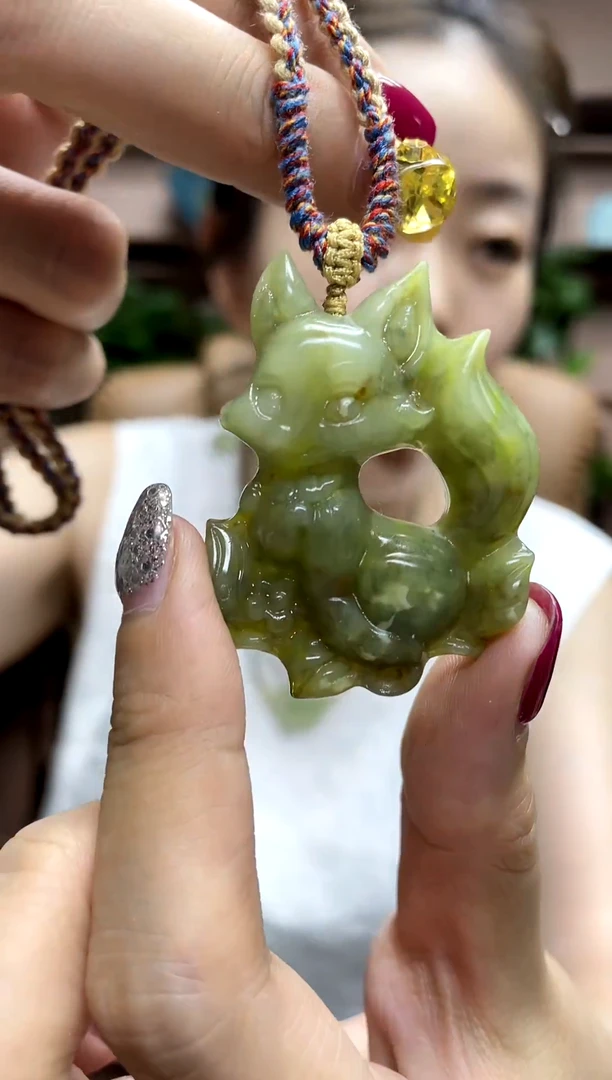 岫玉未镶嵌颈饰·