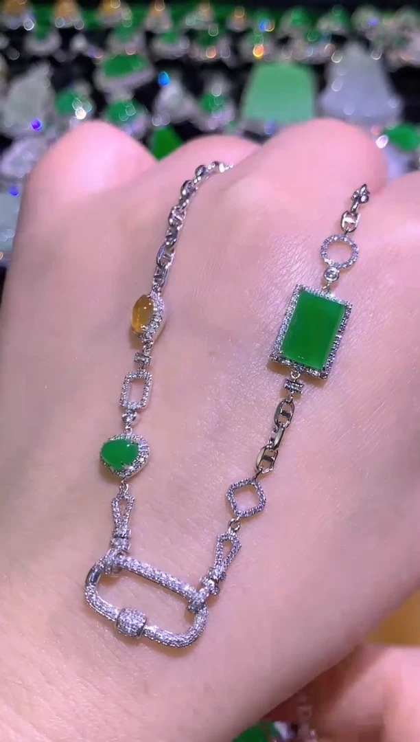 颈饰18K金镶嵌翡翠冰种阳绿百搭万能链