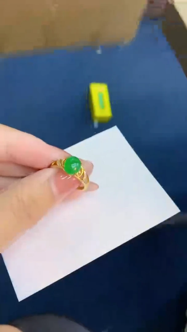 翡翠未镶嵌颈饰           1