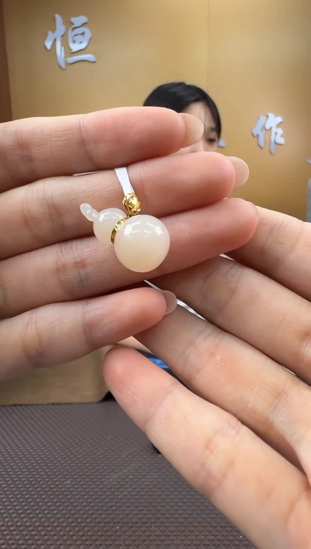 颈饰18K金镶嵌和田玉挂件