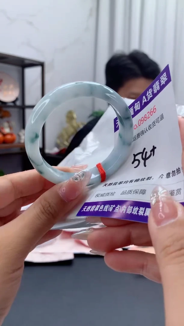 未镶嵌手镯翡翠有纹，完美者勿拍