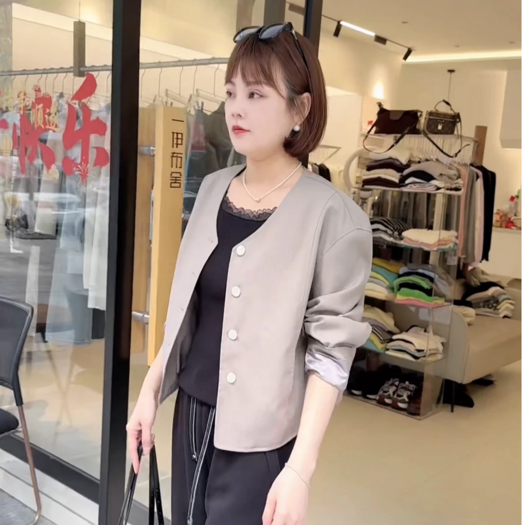 春款四粒扣高级感气质盐系小V领外套