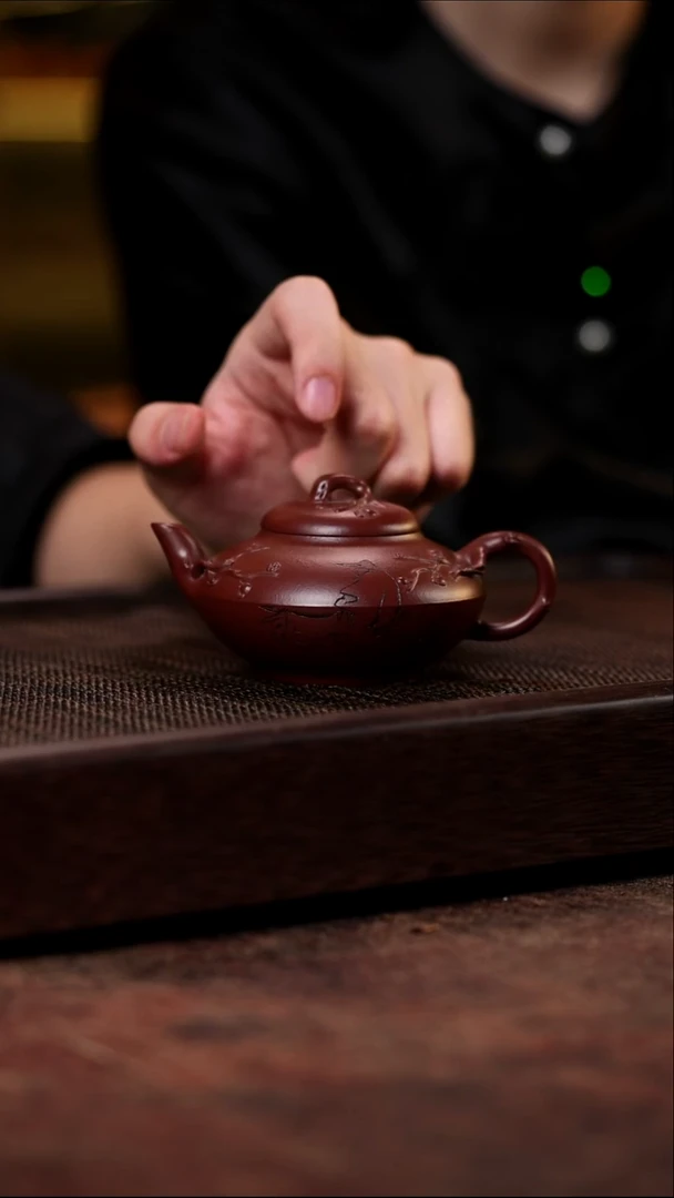 宜兴紫砂秋石刻绘老者合欢