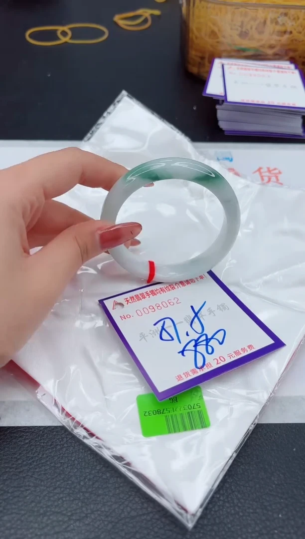 翡翠手镯未镶嵌1