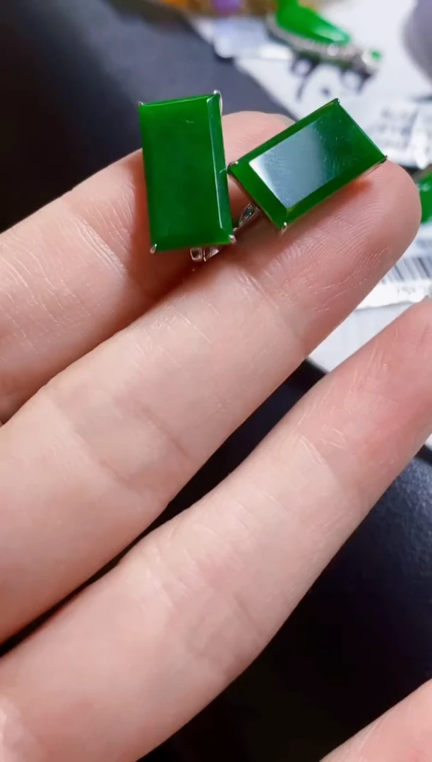 颈饰18K金镶嵌翡翠蓉*?耳包