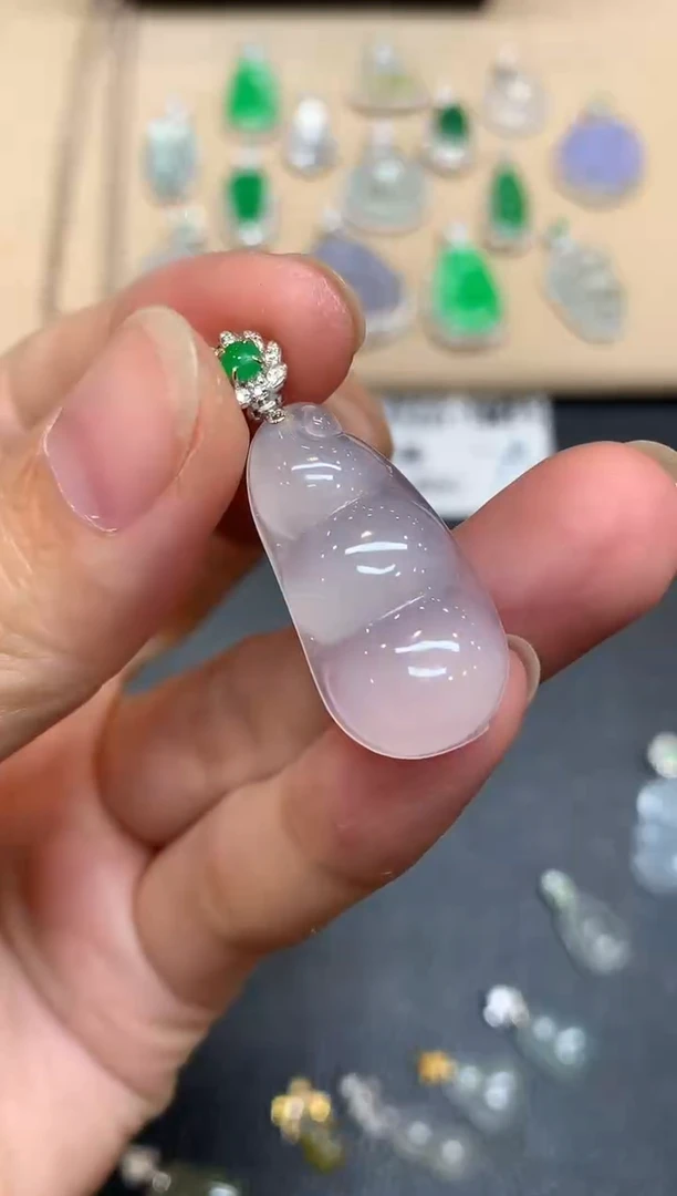 颈饰18K金镶嵌翡翠福豆【无服务费