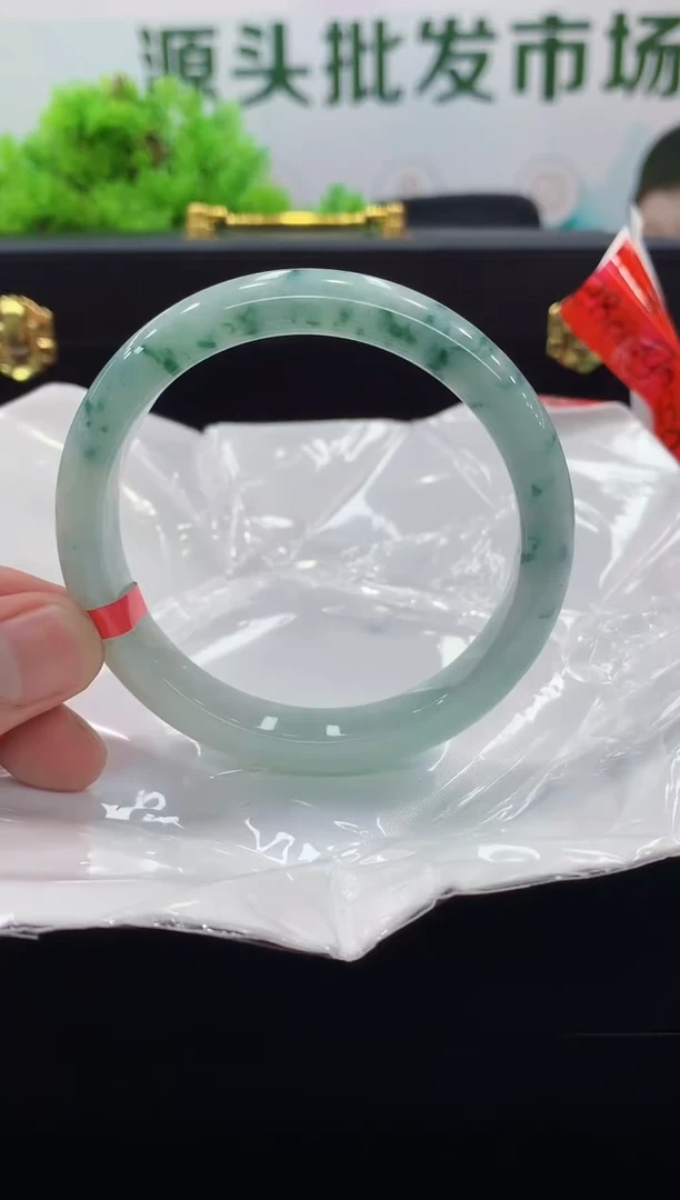 翡翠手镯未镶嵌手镯