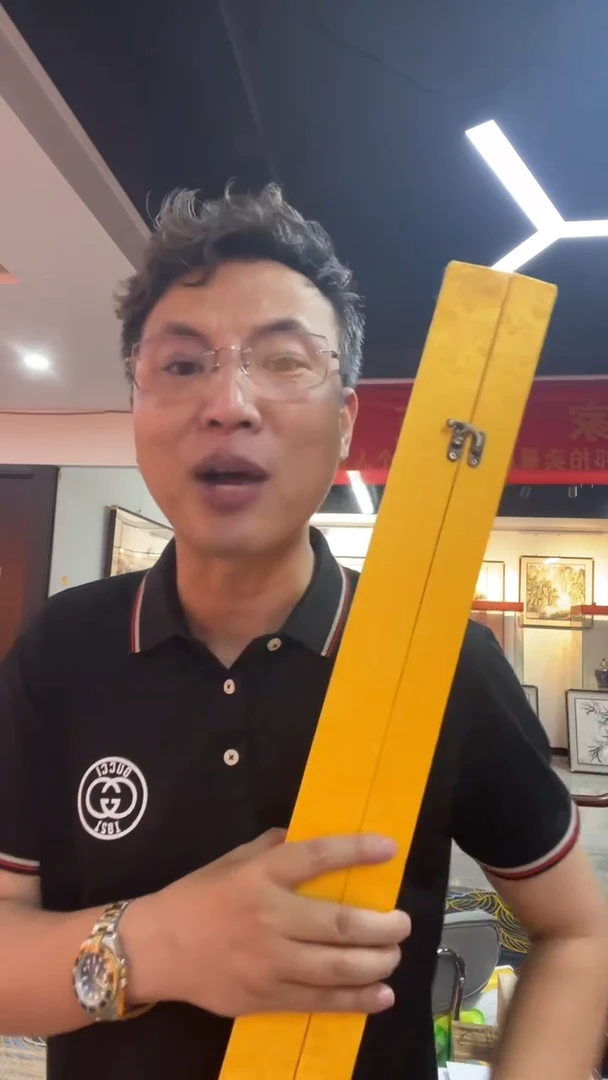 国画雷畅胜 卧龙黄金梅 带锦盒