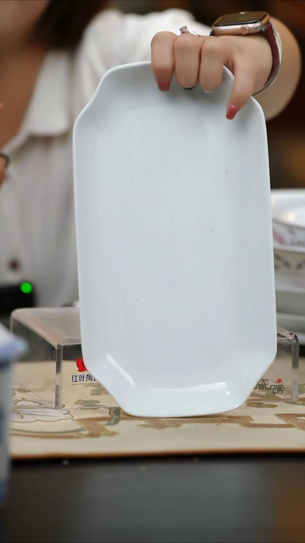 1个微瑕白胎11英寸凹角鱼盘（无底款）