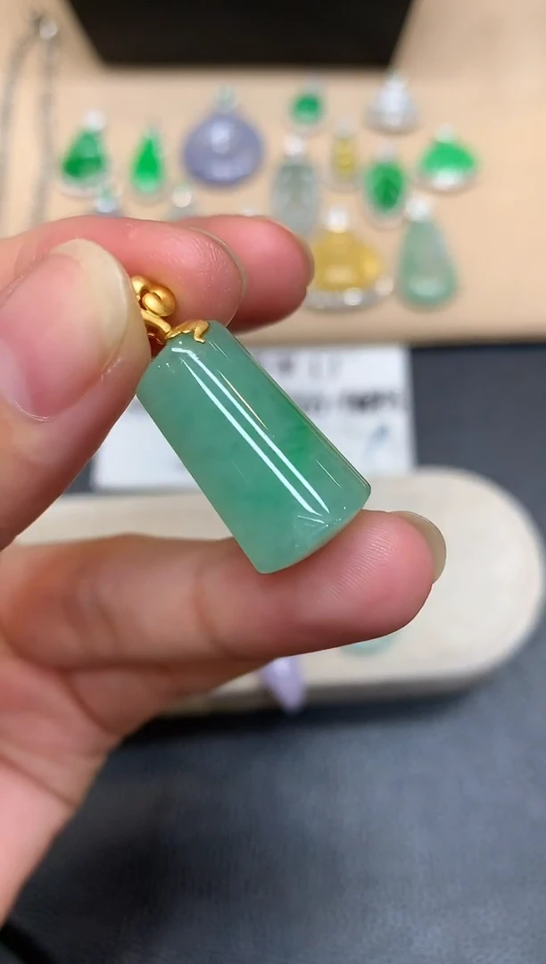 颈饰18K金镶嵌翡翠无事柱【无服务费