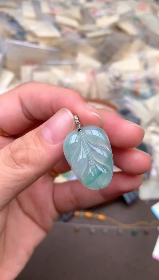 18K金镶嵌挂件翡翠  —