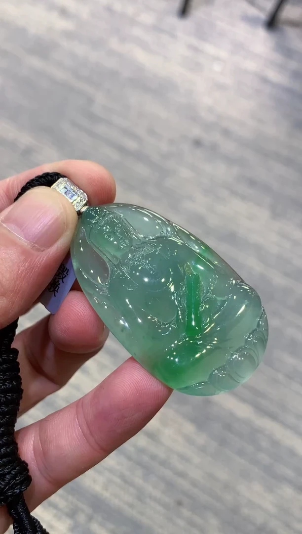 颈饰未镶嵌翡翠佛**股佛（订金）