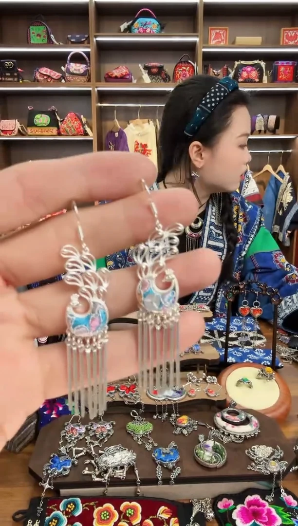 【闪购商品】织绣103蒙阿苏苗绣传承