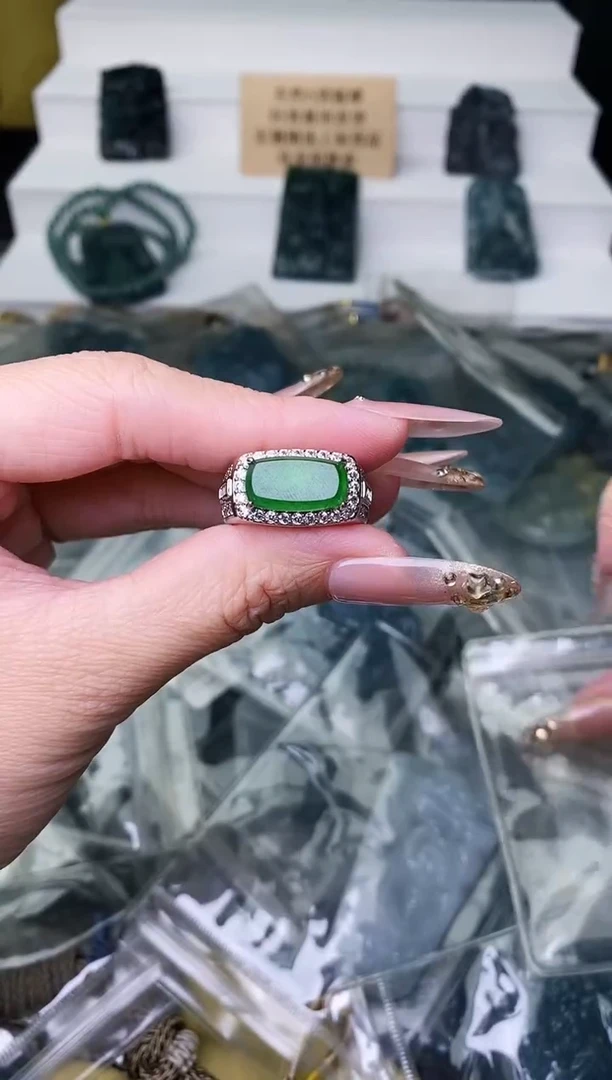 颈饰未镶嵌翡翠