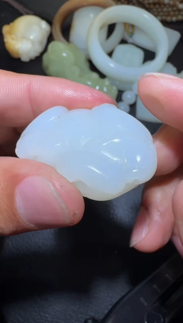 未镶嵌和田玉（糖玉）挂件和田玉