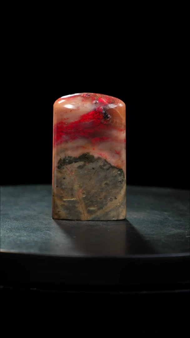 昌化石牛角冻鸡血石