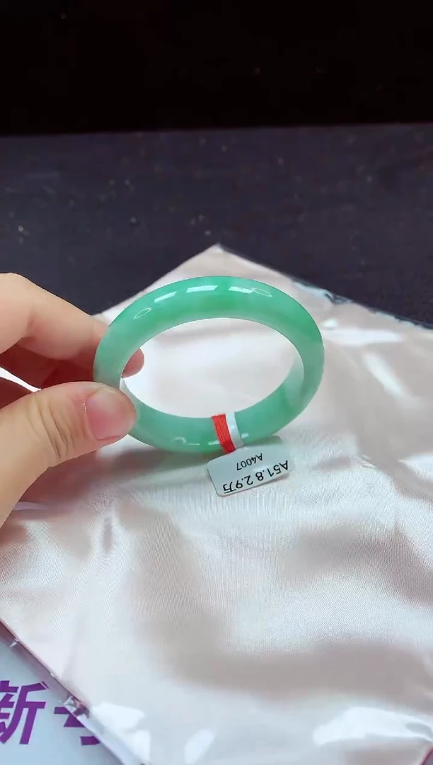 【闪购商品】翡翠手镯未镶嵌镯子50+