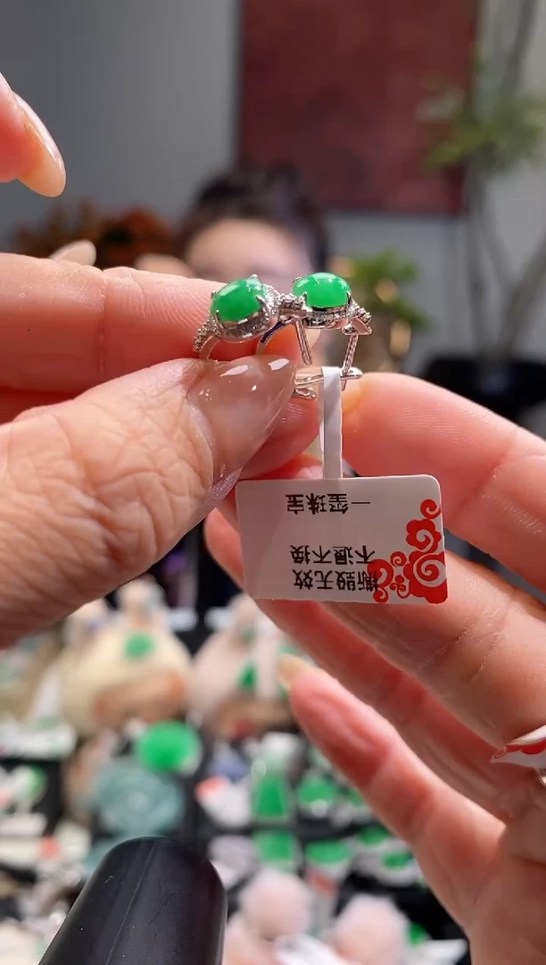 18K金镶嵌翡翠耳饰耳包