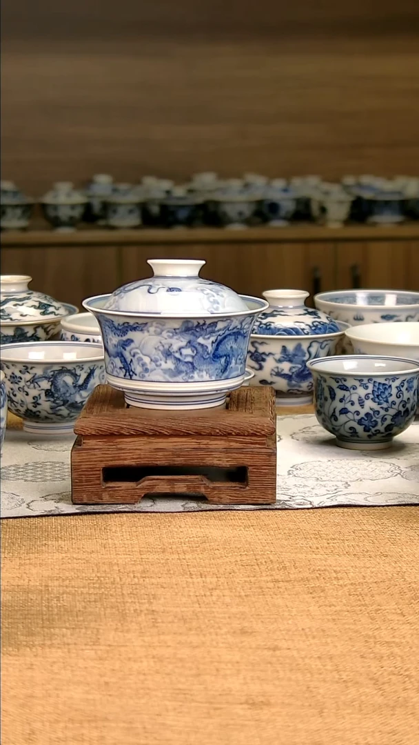 青花手绘龙纹二才盖碗