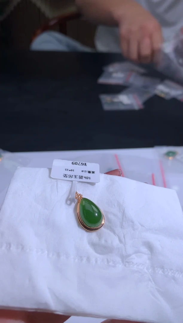 颈饰18K金镶嵌和田玉（糖玉）沈***乐和田玉