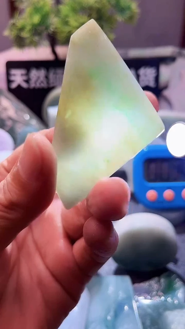 翡翠挂件未镶嵌翡翠