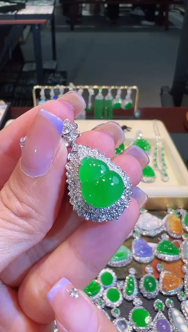 【闪购商品】翡翠吊坠(不含链)18K金镶嵌翡翠