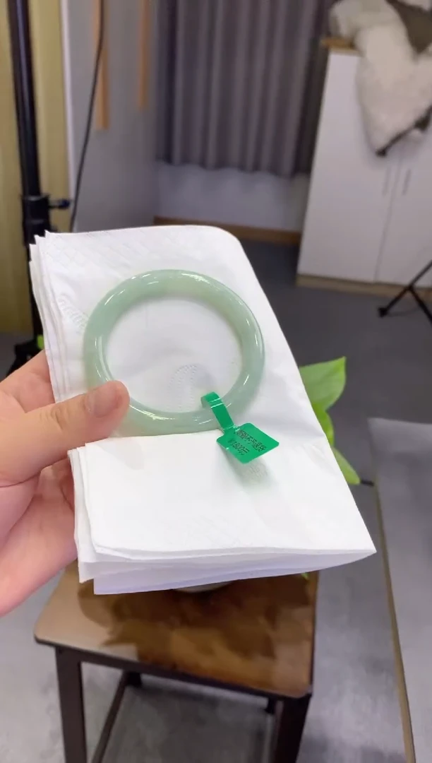 【闪购商品】翡翠手镯未镶嵌多人06801