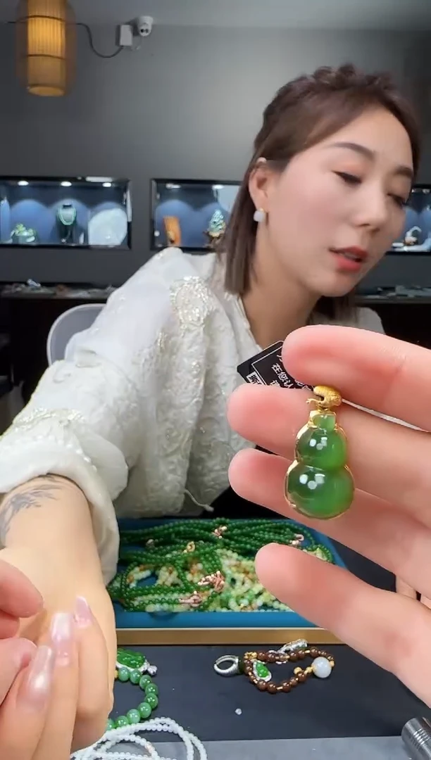 和田玉18K金镶嵌吊坠(不含链)1