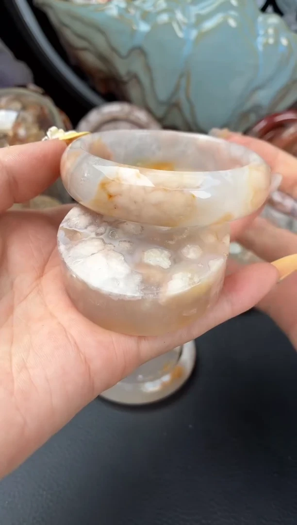 未镶嵌手镯（圆镯）石英质玉56