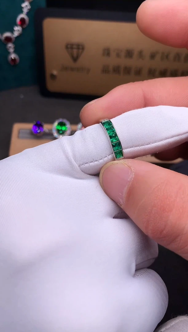 银S925镶嵌戒指祖母绿....