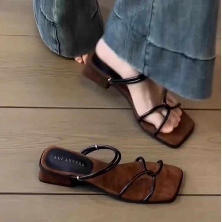 啄木鸟粗跟交叉细带两穿凉鞋女夏外穿新款气质绝美法式一字带拖鞋