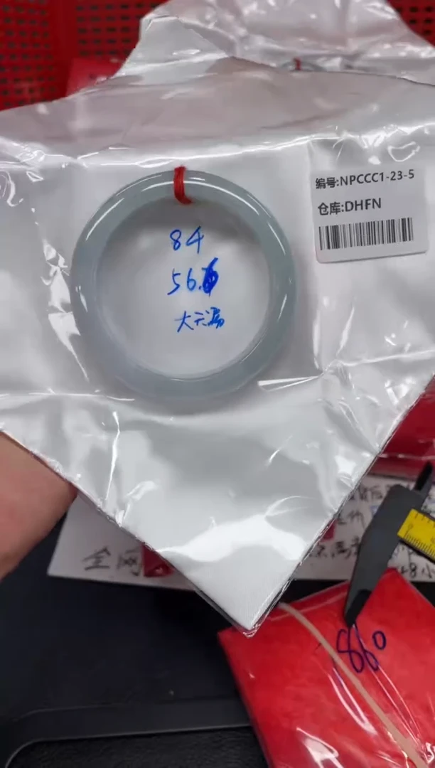 翡翠手镯未镶嵌芙***中翡翠手镯