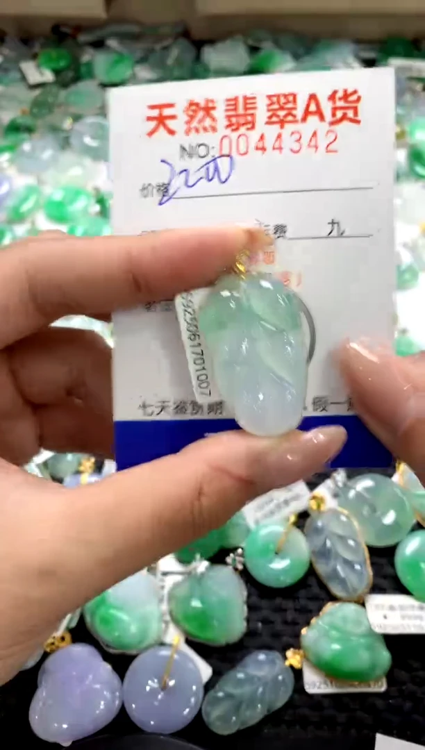 颈饰18K金镶嵌翡翠1
