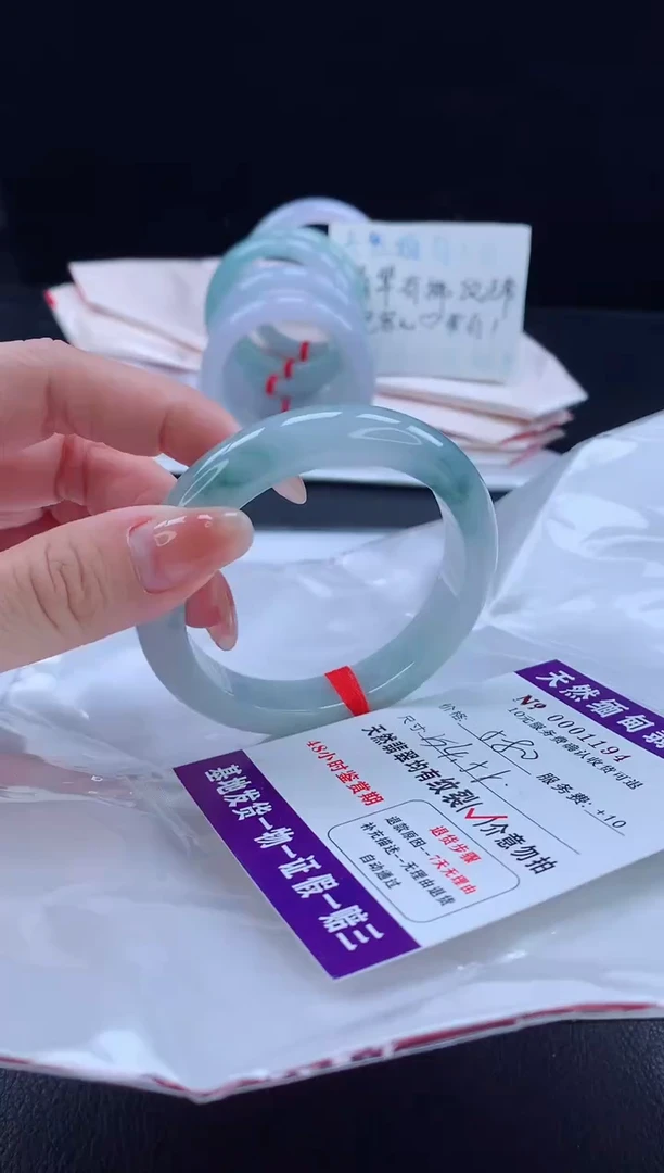 翡翠手镯未镶嵌郑*玲翡翠手镯    完美者勿拍