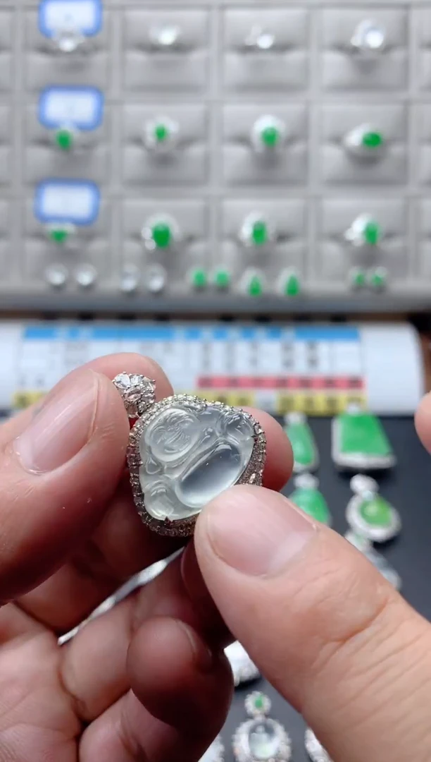 颈饰18K金镶嵌翡翠18K翡翠伴钻