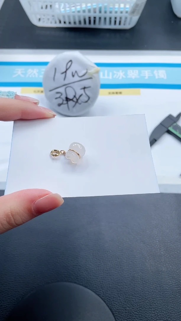 石英质玉未镶嵌颈饰福袋