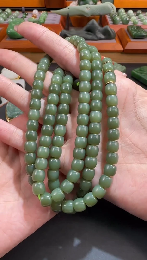 颈饰未镶嵌和田玉吊坠