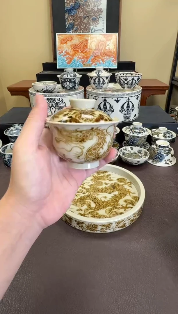 有**州釉里金1351龙纹元宝盖碗