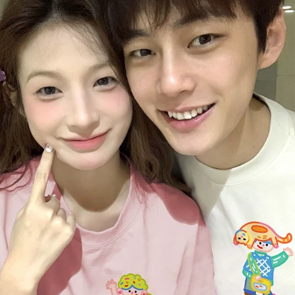 情侣装夏天款一男一女情侣短袖t恤2025新款爆款宽松纯棉T恤高级感