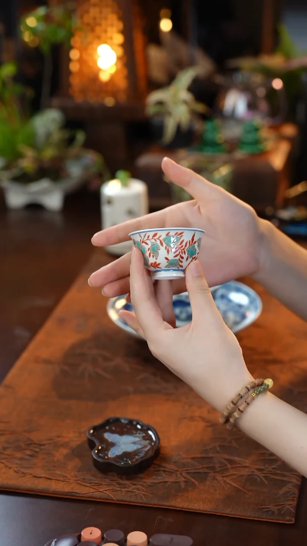 红绿彩杯子
