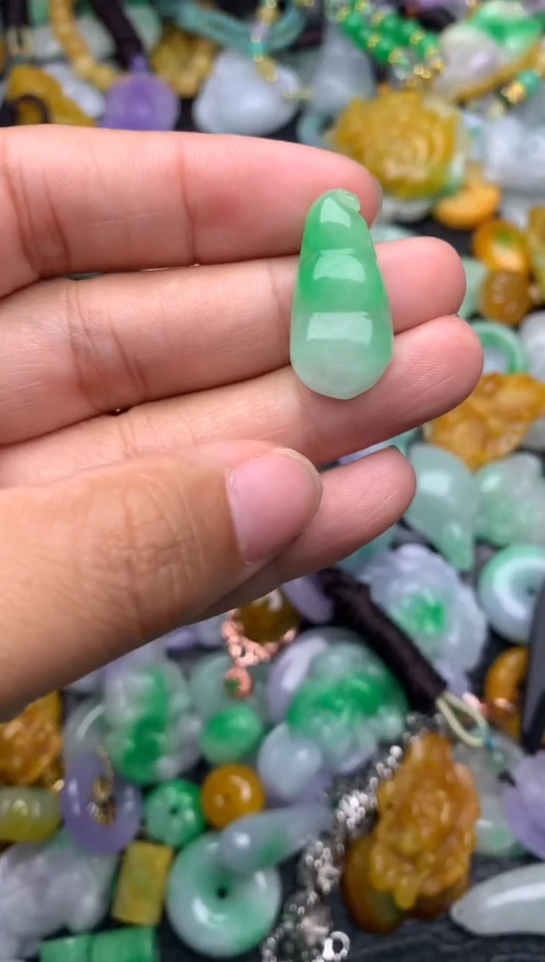 颈饰未镶嵌翡翠缅甸翡翠吊坠